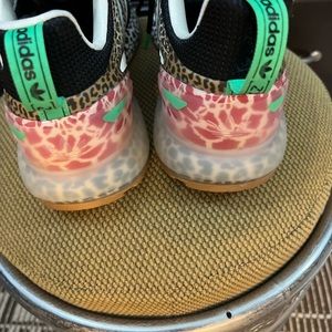 adidas sneakers fits 8w/7y